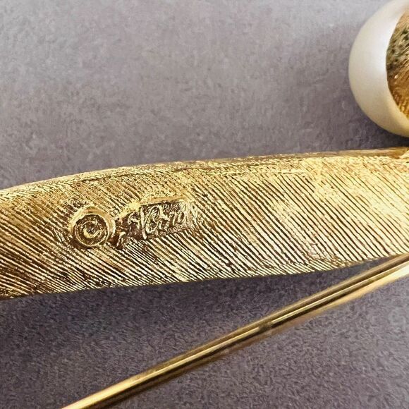 Vintage Coro Pegasus Brooch Brushed Gold Pearl Long Lapel Pin 4" Ribbon 1077 - Picture 7 of 9